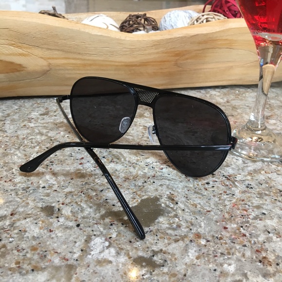 “Kenzy” Oversized Celebrity Aviators - Picture 3 of 4